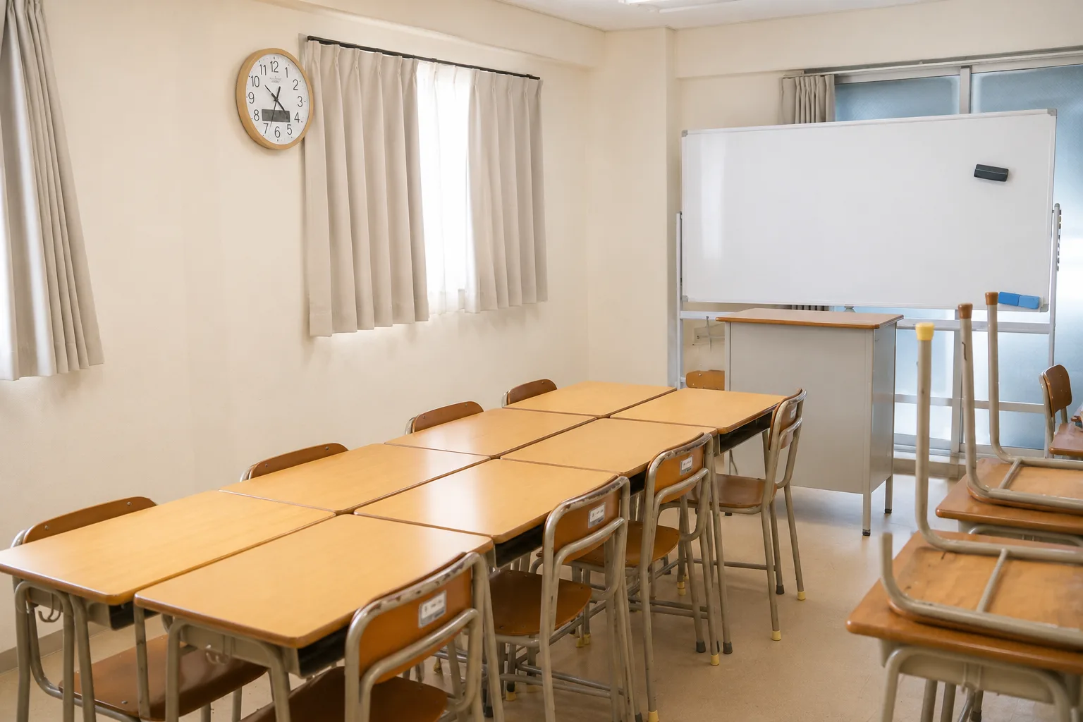 クリックで拡大 木製の机を並べた教室